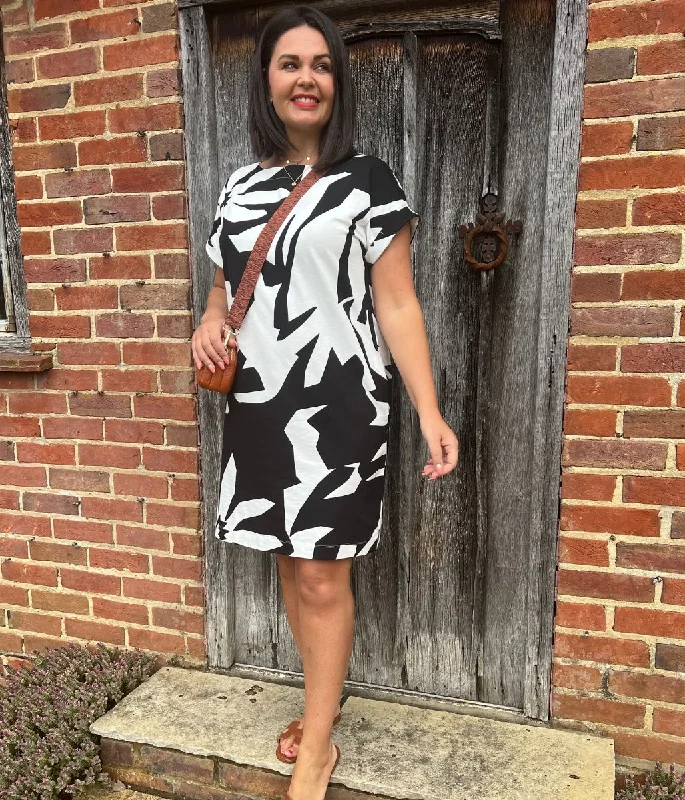 Black & White Graphic Shift Dress