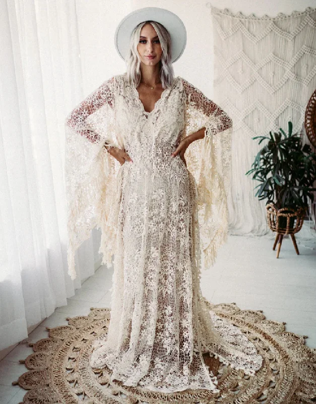 Party Dresses with Projection MappingRobe de Mariée A-Line à Manches Longues Chauve-Souris en Dentelle avec Décolleté en V et Appliqués