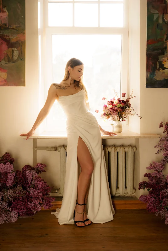 Wedding dresses with high necklines for elegant brides-Laksmi