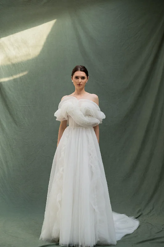 Should you go for a ball gown or A-line wedding dress-Peony