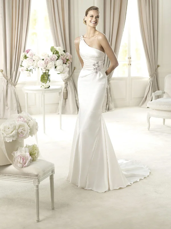 How to choose a wedding dress that flatters your figure-Pronovias Ugarte Gown