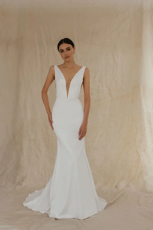 Best wedding dress styles for an hourglass figure-Vivian