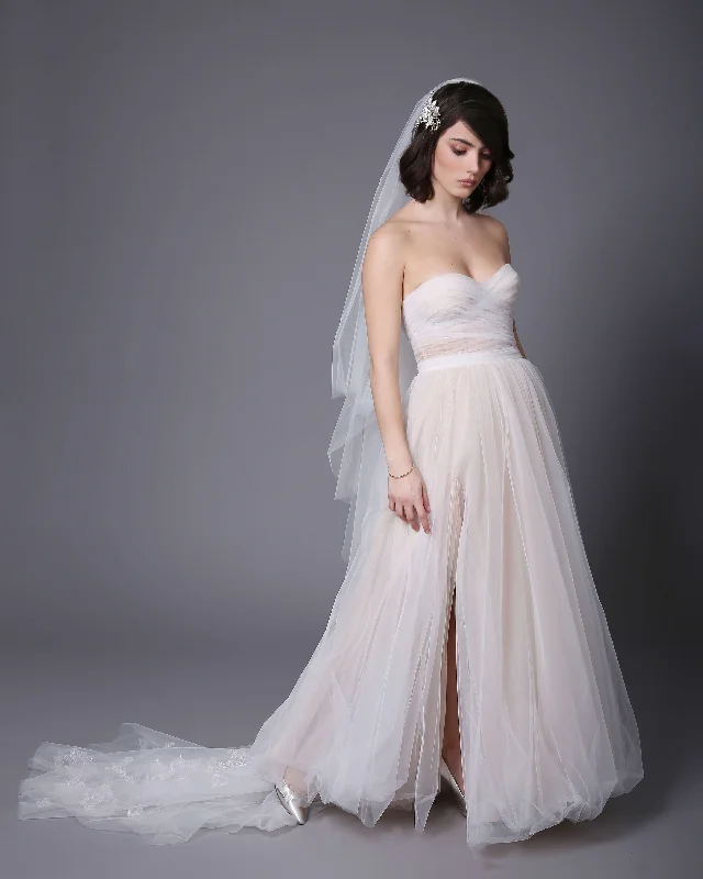How to choose a wedding dress with a low back-MOREL - Romantic wedding dress with corset and tulle skirt. How to choose a wedding dress with a low back-MOREL - Romantic wedding dress with corset and tulle skirt.