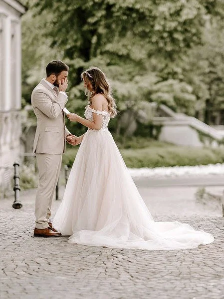Wonderful Appliqued A-line Wedding Dresses Tulle Gowns WD220